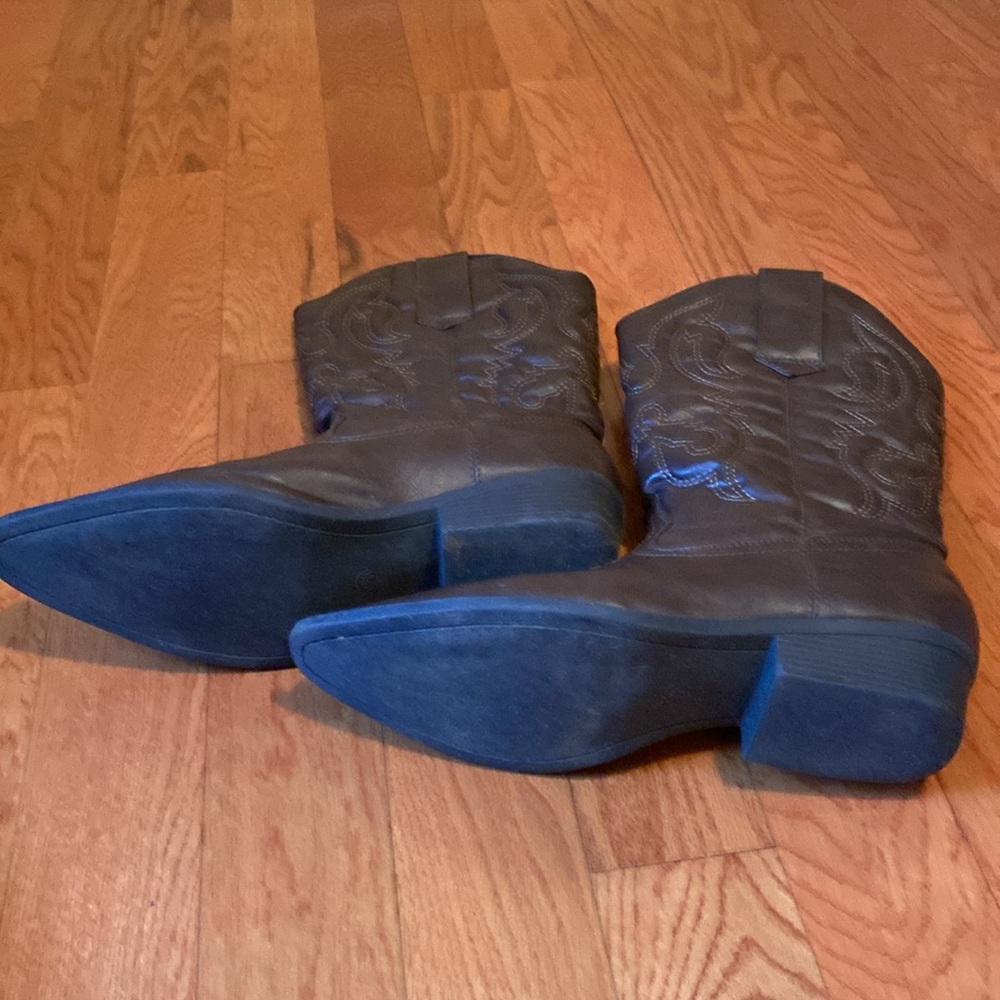 Women’s Cowboy Boots - Picture 3 of 5